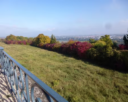 P1020742 Vue depuis la Grande Terrasse de Saint-Germain-en-Laye, longue de 2 400 mètres, dominant la vallée de la Seine. Elle fut construite par Le Nôtre entre 1669 et...
