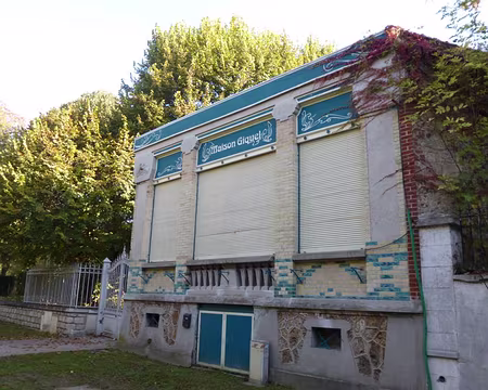 P1020751 La Guinguette de la Maison Giquel, en bordure de Seine, connut son apogée dans l'entre-deux guerres.