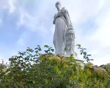 P1020761 Statue de Joséphine dans le parc du Bois-Préau