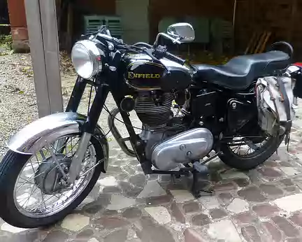 210 Thierry a flashé sur cette moto indienne : une Enfield :