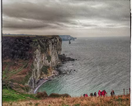 45 Étretat Au loin la Porte d'Amont.