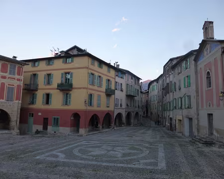 P1030002 Place St-Nicolas bordée de maisons aux arcades du Moyen Age