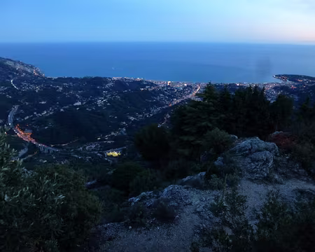P1030041 Vue sur Menton depuis Sainte-Agnès, village littoral le plus d'Europe.