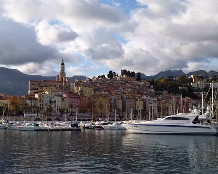 P1030075 Basilique St-Michel (XVIIè s.) et le Vieux-Menton aux maisons colorées