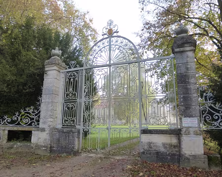 P1020833 ...est une ancienne abbaye cistercienne fortifiée...