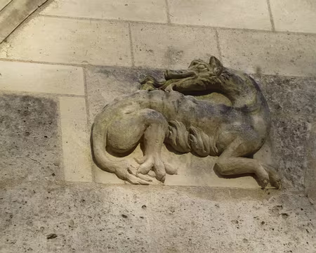 P1020858 ...sa façade est ornée de salamandres...