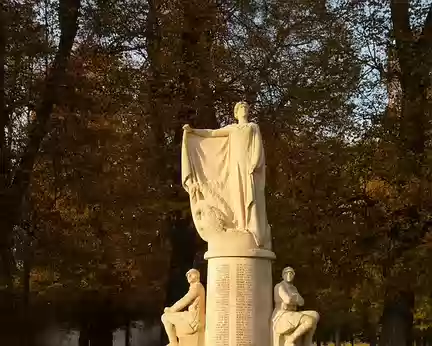 P1020864 Monument aux Morts, Allégorie de la Forêt de Retz. L'inauguration eut lieu en 1923 par Raymond Poincaré.