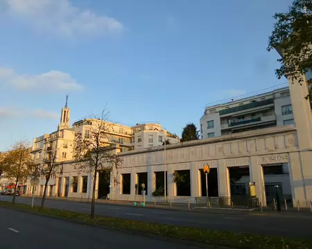 P1020894 La façade de la distillerie La Suze (1934-35), d'inspiration Art Déco, Maisons-Alfort.