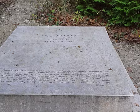 20161127_152322 Tombeau d'Elsa Triolet et de Louis Aragon dans leur propriété du Moulin de la Villeneuve