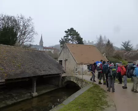P1030245 L'Yvette à Chevreuse et au fond l'église St-Martin et le château de la Madeleine. Merci à Pascal pour cette rando-camping.