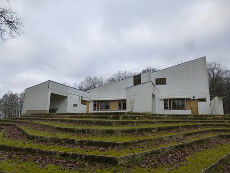 Dominique Dominique F, détail sortie