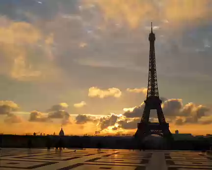 P1030358 La Tour Eiffel, au petit matin, depuis l'esplanade du Trocadéro.