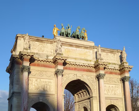 P1030458 L'Arc de triomphe du Carrousel érigé en 1808 en commémoration des victoires napoléoniennes de 1805.