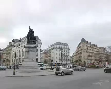 P1030473 Place de Clichy, monument érigé en 1864.