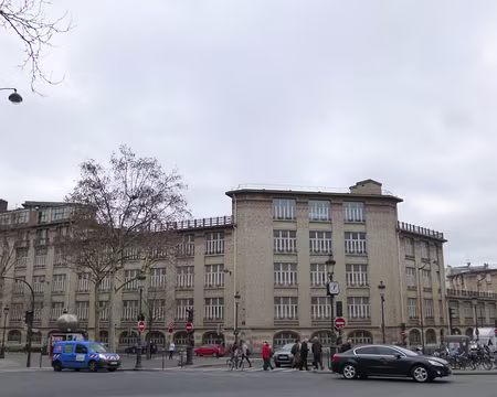 P1030474 Le lycée Jules-Ferry inauguré en octobre 1913 réalisé en béton armé et briques.