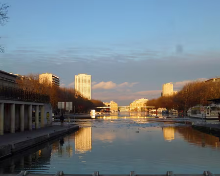 P1030515 Soleil couchant sur le bassin de la Villette. Merci à Jean pour le partage de la galette en chansons.