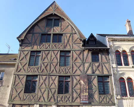 P1030766 Maison Jeannne d'Arc, demeure du trésorier du Duc d'Orléans, où Jeanne d'Arc logea jusqu'au 8 mai 1429. Jeanne d'Arc (vers 1412-1431) délivra Orléans des...