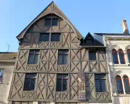 P1030766 Maison Jeannne d'Arc, demeure du trésorier du Duc d'Orléans, où Jeanne d'Arc logea jusqu'au 8 mai 1429. Jeanne d'Arc (vers 1412-1431) délivra Orléans des...