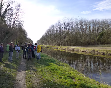 P1030793 Le canal d'Orléans long de 78 km compte 29 écluses. Dès la fin du XVIIè s. il assura la liaison Loire-Seine permettant l'acheminement des grains et vins vers...