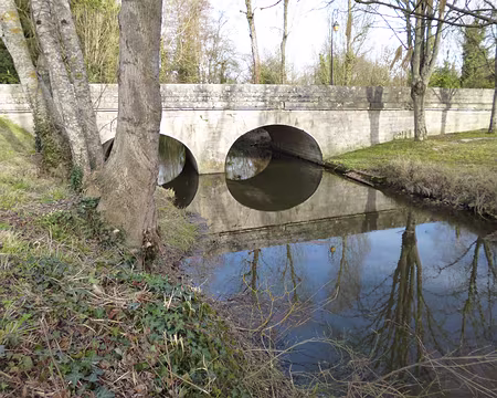 P1030796 Le pont de pierre sur l'Oussance, Donnery