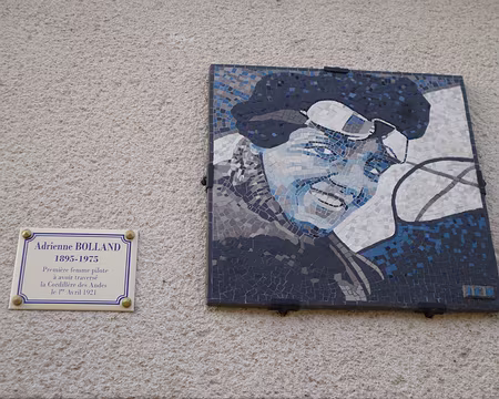 P1030797 Adrienne Bolland habita Donnery et y est enterrée.
