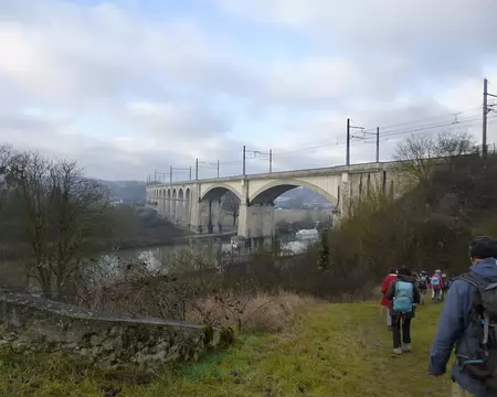 P1030574 Le viaduc ferroviaire de Saint-Mammès (1848) franchit la vallée du loing.