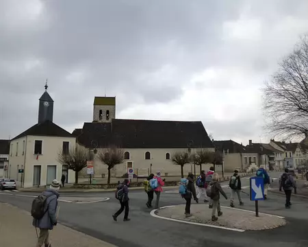 P1030580 La mairie et l'église romane (XIè s.) Saint-Mammès