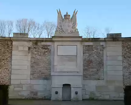P1030572 Monument érigé en 1810 représentant le blason de Versailles