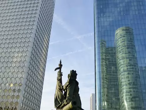 Dominique Dominique F, détail sortie