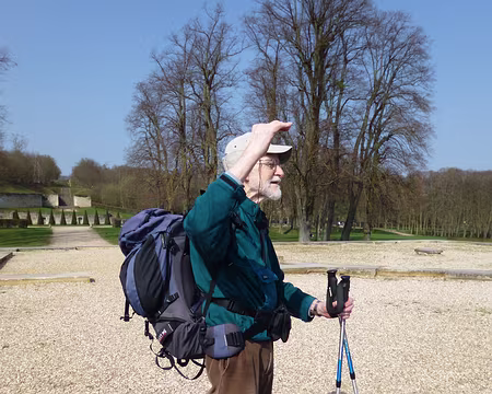 P1040072z2048 Alfred nous expliquant que le château de Marly, lieu de villégiature pour Louis XIV, se situait ici.