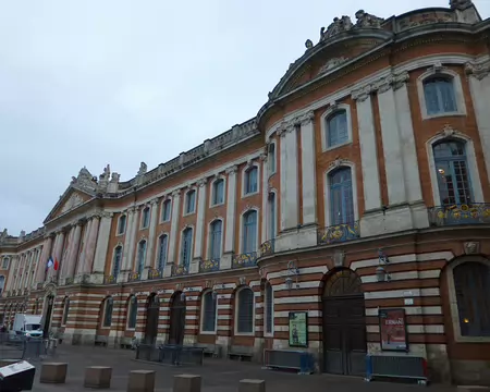 P1030903 Le Capitole abritant l'hôtel de ville et le théâtre. La façade date de 1760...