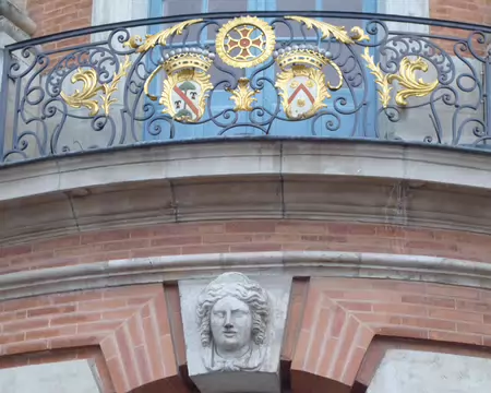 P1030905z2053 ...elle est ornée de balcons en fer forgé avec les écussons des Capitouls (magistrat municipal siègeant au Capitole de Toulouse au Moyen Age).