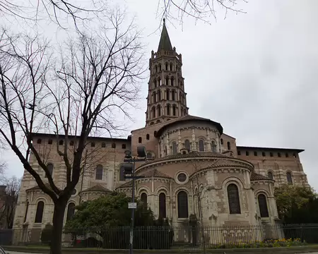 P1030922 Le chevet de la basilique, les chapelles et les absidioles sont dominés par la flèche de 65 mètres.