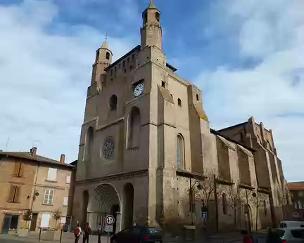 P1040046 Eglise Notre-Dame-du-Bourg inscrite au patrimoine de l'Unesco et halte sur les chemins de pélerinage de Saint-Jacques-de-Compostelle.
