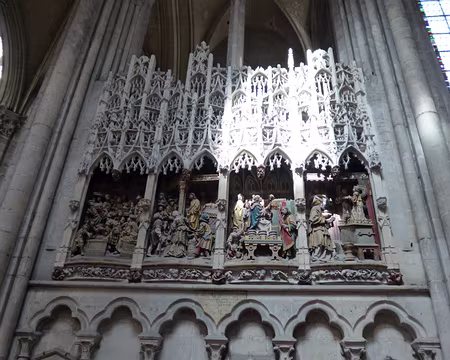 P1040364 Relief polychrome représentant Jésus chassant les vendeurs du Temple (1522)