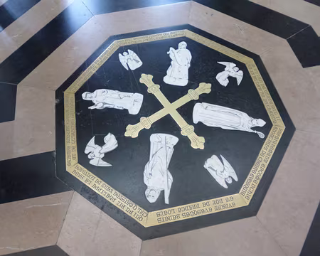 P1040370 La Pierre centrale du Labyrinthe (1288) retrace la génèse de la construction de la Cathédrale.