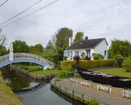 P1040386 Le passerelles, élégantes, enjambent le contre-fossé, qui longe le chemin de halage...