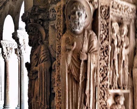 04 colonnes finement sculptées