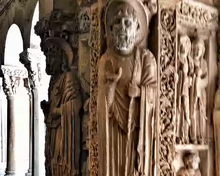 04 colonnes finement sculptées