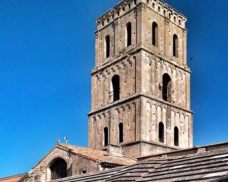 06 à l'étage, toit de pierre et clocher roman
