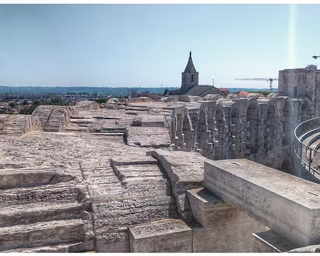 16 Les arènes avaient un étage supplémentaire