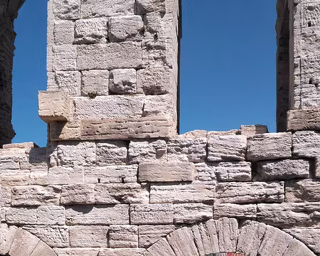 18 En pierre blonde des Alpilles