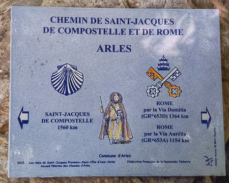 32 Aux Alyscamps débute le chemin de St Jacques.