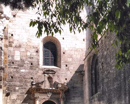 34 Alyscamps, église XIIe. Des milliers de tombes y étaient alignées sur 2 kml.