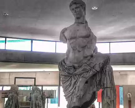 35 Musée Arles Antique 1995, très bel éclairage. Statue colossale d'Auguste.