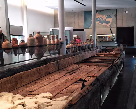 36 Chaland gallo-romain presque intact retrouvé dans le Rhône en 2013, pièce maîtresse du musée.