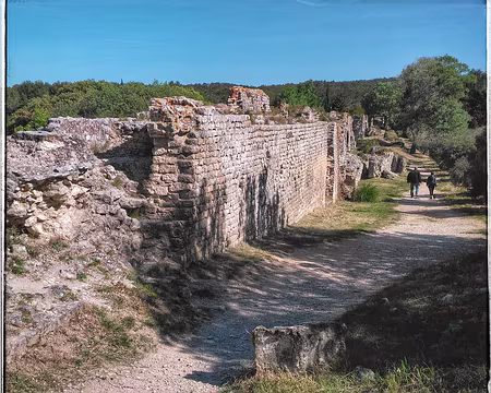 46 Aqueducs doubles de Barbegal, de 2 km, alimentaient une meunerie quasi industrielle. Fontvieille