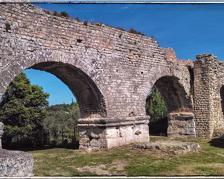 47 La meunerie romaine produisait 4 tonnes de farine par jour pr les 12 000 habitants d'Arelate (Arles)
