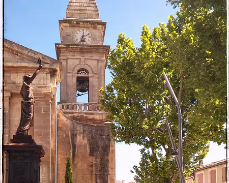 50 Les carrières de Fontvieille ont fourni la pierre blanche des monuments romains d'Arles.