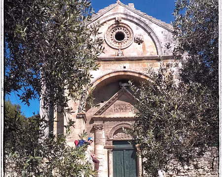 63 Chapelle romane St Gabriel XIIe, sur le site antique d'Emaginum.